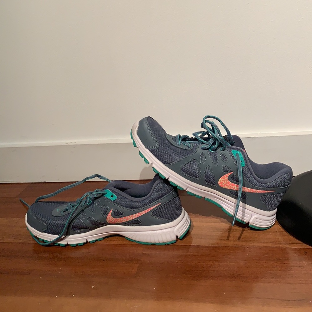 Nike Revolution 2 in Graphite Pink Mint - 8.5